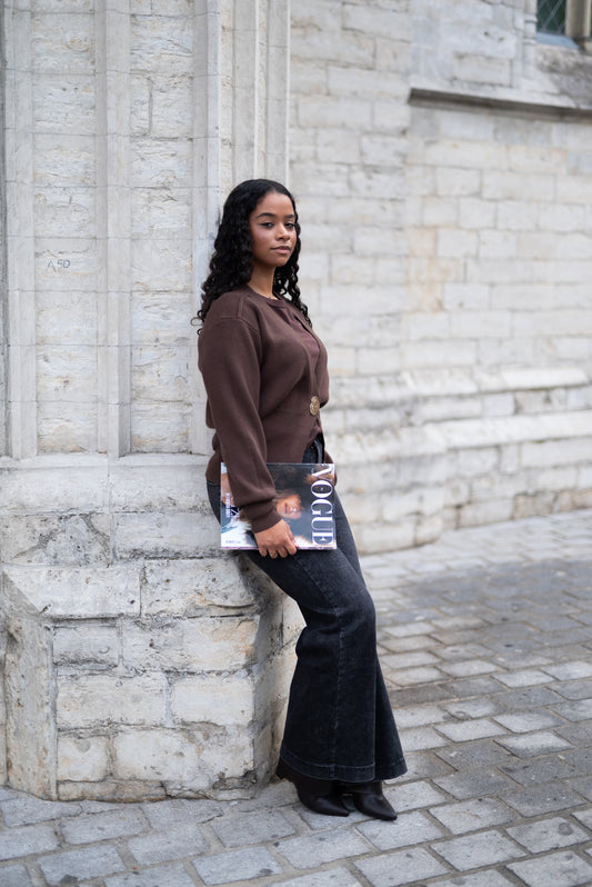 Bruine vest met goude knoop