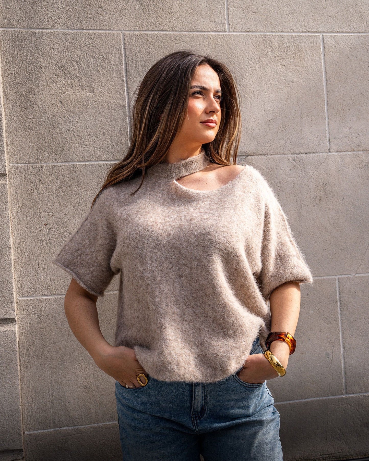Open shoulder pull beige