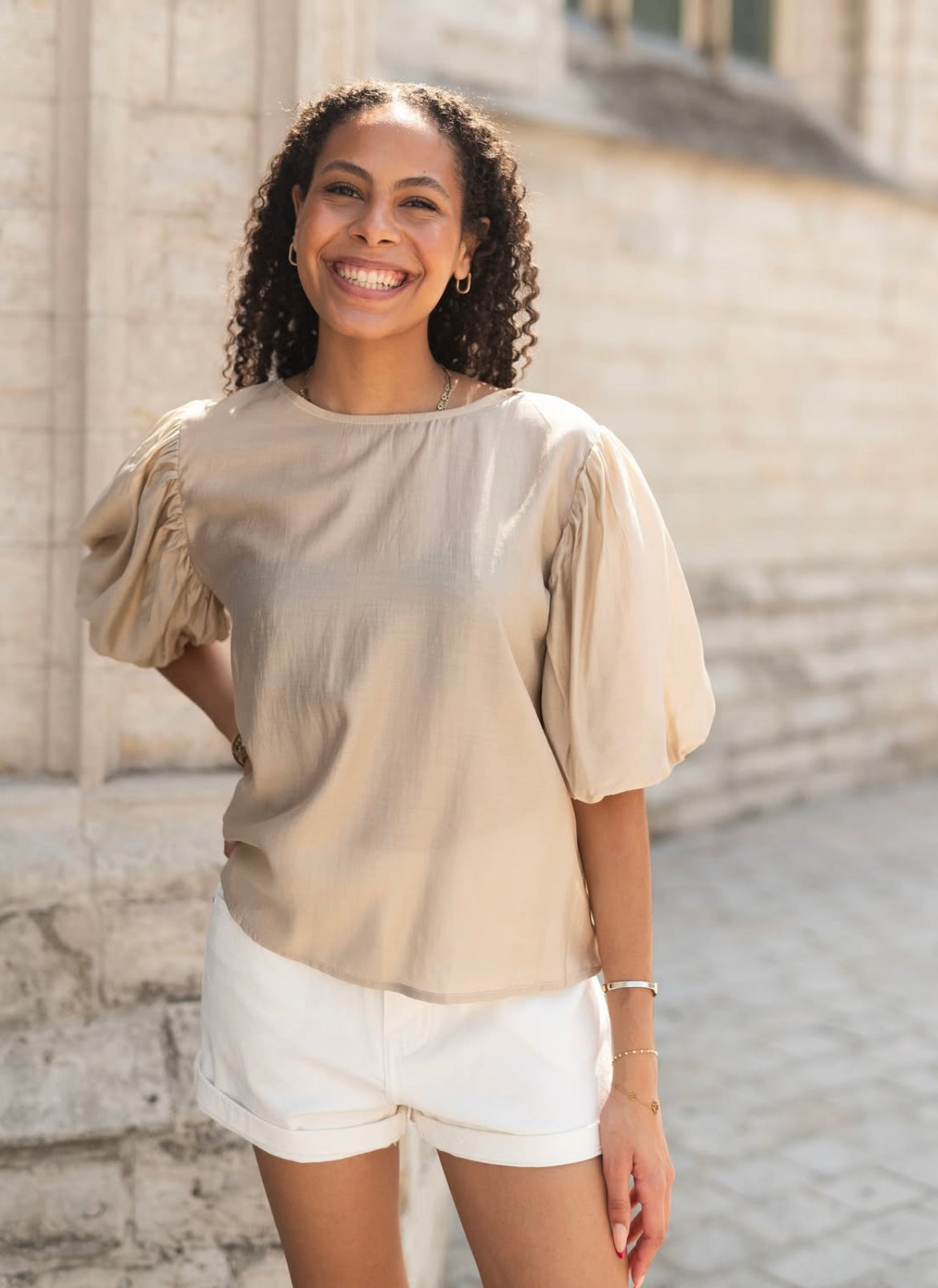 Taupe blouse met pofmouw